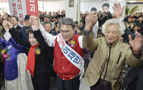 이재만 대구시장 예비후보가 20일 대구 중구 선거사무소 개소식에서 승리를 기원하며 참석자들과 함께 만세삼창을 외치고 있다. 성일권기자 sungig@msnet.co.kr
