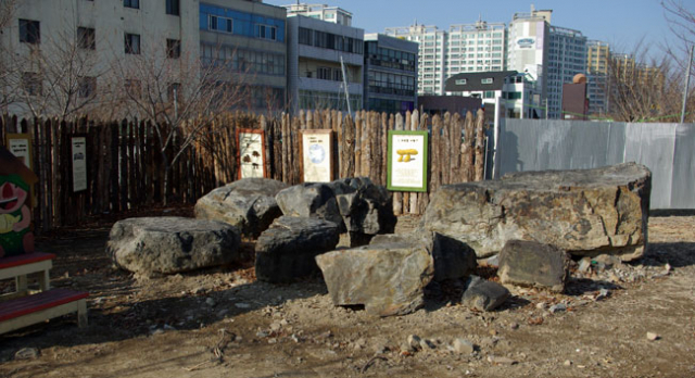상동 수성랜드에 조성해놓은 고인돌 유적.