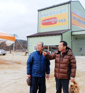 안동시 서후면 금계리 벼 건조장 앞에서 김호웅(왼쪽) 노인회장과 (주)버버리찰떡 신형서 사장이 올해 영농에 대해 이야기를 나누고 있다. 엄재진기자