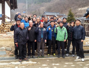 문경시 산양면 신전마을 주민들이 마을 고택 앞에 모여 내년에는 더욱 성공적인 마을영농을 해내겠다며 