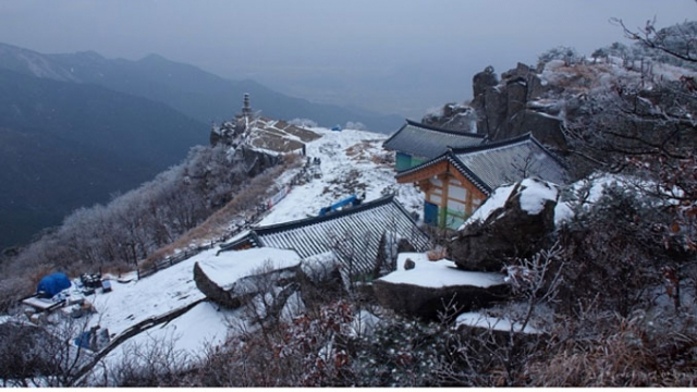 최근 해발 1,000m 고지 비슬산 일대에 내린 눈으로 아름다운 설경을 자아내고 있는 대견사. 오는 3