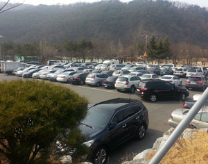 월광수변공원 공영주차장은 주말과 휴일이면 몰려드는 차들로 북새통을 이루고 있다. 김봄이기자