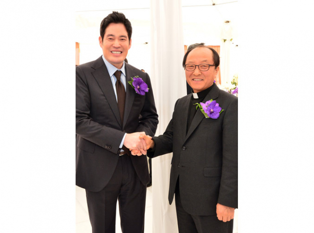 정용진 신세계부회장이 동대구복합환승센터 기공식에서 여창환 매일신문 사장과 인사하고 있다.