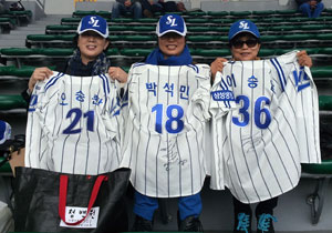 25일 오키나와 나하시의 셀룰러스타디움에서 열린 삼성과 요미우리의 연습경기에서 삼성을 응원하는 손희숙, 강미영, 이회성 씨(왼쪽부터). 이상헌기자