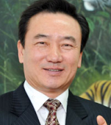 상생경영과 사회공헌을 꾸준히 실천하면서 치킨업계를 선도적으로 이끌어 가고 있는 호식이두마리치킨 최호식 회장.