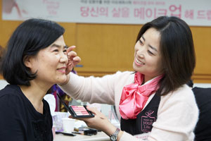 아모레퍼시픽은 다양한 사회공헌활동을 진행해 왔다. 여성 암 환자에게 화장법을 알려주는 