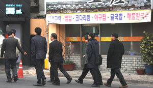 경북도청 인근 상인들이 올 연말 도청이 이전하고 나면 주 고객이 사라져 영업이 잘 안 될까 봐 걱정이 태산이다. 도청공무원들이 점심때가 되자 도청 인근 식당으로 향하고 있다. 서광호 기자