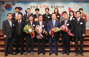 지난달 28일 열린 제49회 경북최고체육상 시상식 후 경북체육회 회장단과 수상자들이 포즈를 취했다. 경북체육회 제공