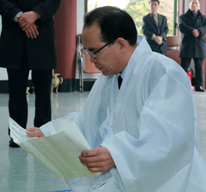 배영식 대구시장 예비후보가 1일 신암동 선열공원 묘역을 찾아 대구경제부흥선언서를 낭독하고 있다. 배영식 예비후보 측 제공