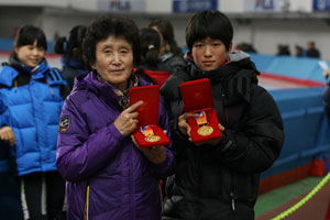 제95회 전국동계체전에서 금메달 2개와 은메달 1개를 목에 건 안동 길주초교 김경서(오른쪽)가 친할머니와 함께 메달을 들고 포즈를 취했다. 경북빙상연맹 제공