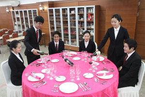 영남이공대 관광계열 호텔관광 전공 학생들이 학교 실습실에서 접객 실무 교육을 진행하고 있는 모습. 영남이공대 제공