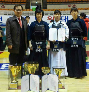 2014 SBS배 전국검도왕대회 여자부를 석권한 경주시청 여자 검도 선수단이 2일 대회 시상식 후 포즈를 취했다. 경주시청 제공
