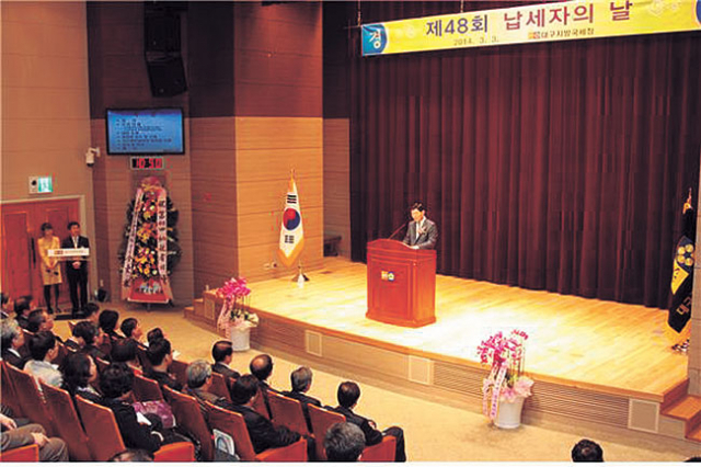 3일 강형원 대구지방국세청장이 대구지방합동청사에서 열린 제48회 납세자의 날 기념식에서 현오석 기획재정부 장관의 치사를 대독하고 있다.