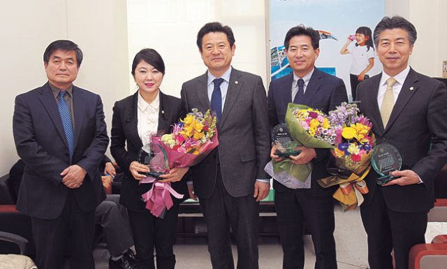 왼쪽 두 번째부터 임영숙 시의원, 이칠구 의장, 박경열 시의원, 복덕규 시의원.