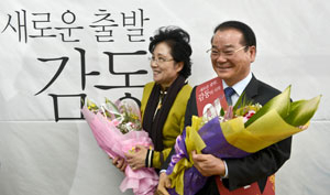 이영직(오른쪽) 포항 영신고등학교 교장이 4일 경북도교육청 기자실에서 6