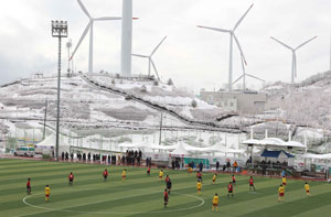지난달 15일부터 27일까지 영덕에서 치러진 춘계중등축구연맹전 왕중왕대회의 직간접 경제효과가 148억원에 육박하는 것으로 분석됐다. 설경이 멋진 영덕 강구대게축구장에서 경기가 열리고 있다. 영덕군 제공