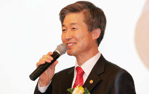 대구 달성군수 출마를 선언한 박성태 대구시의원이 4일 자신의 저서 