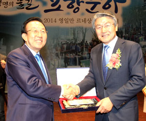 5일 포항문화예술회관에서 열린 박승호 포항시장의 퇴임식에 김관용 경북도지사가 참석해 공로패를 전달하며 악수하고 있다. 포항시 제공