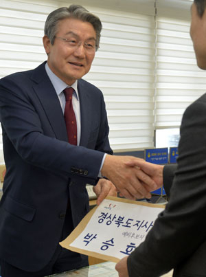 박승호 전 포항시장이 6일 오전 경북도선거관리위원회에서 6
