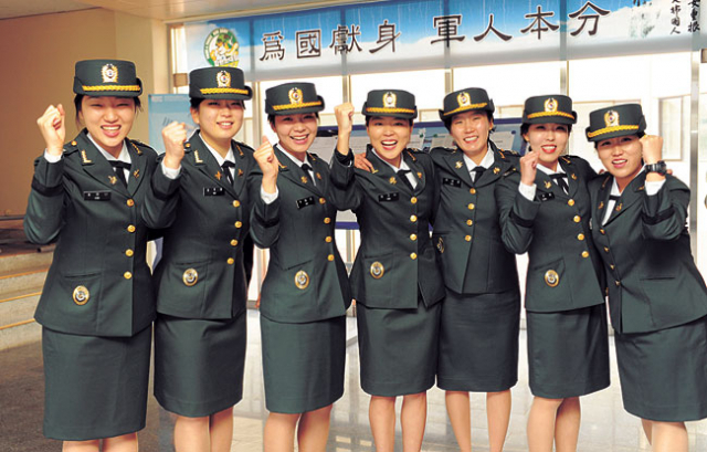 대구가톨릭대에서 처음으로 학군사관(ROTC) 여군 소위로 임관한 7명이 파이팅을 외치고 있다. 대구가톨릭대 제공