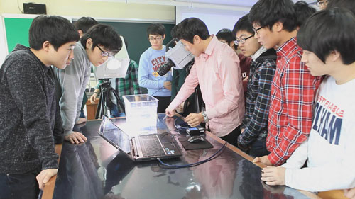 과학영재학교 입시는 고교 입시에서 일종의 특별전형이다. 중복 지원이 가능하고 불합격해도 과학고, 자사고 등에 지원할 수 있기 때문이다. 대구과학고 학생들의 물리 실험 수업 모습. 매일신문 DB