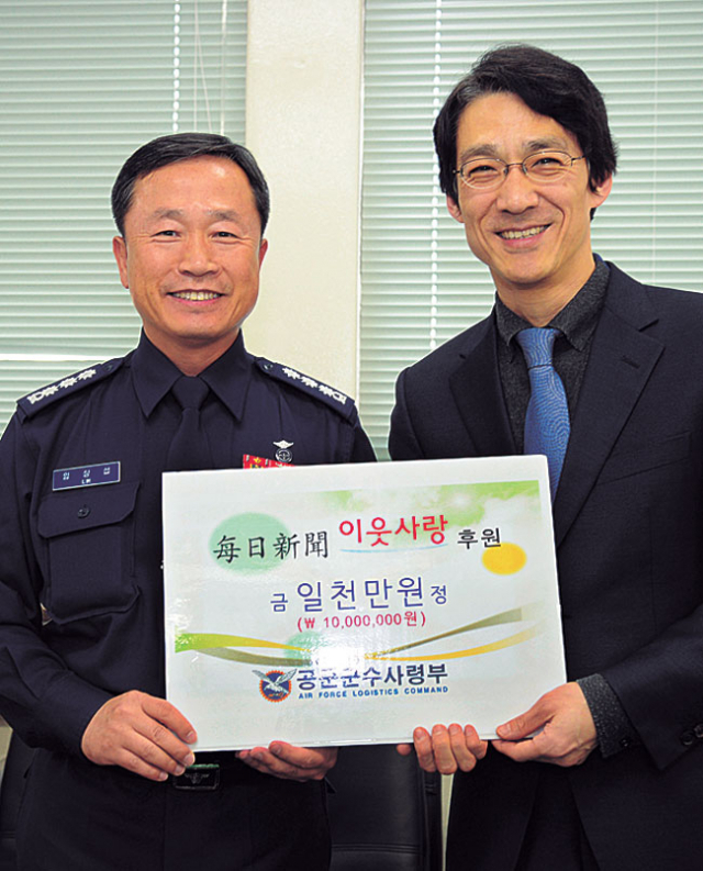 공군 군수사령부 임상섭(왼쪽) 참모장이 10일 매일신문사를 방문해 이상훈 편집국장에게
