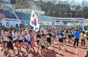지난해 소백산마라톤 대회에 참가한 선수들이 출발신호에 맞춰 힘차게 달려 나가고 있다. 매일신문 자료사진