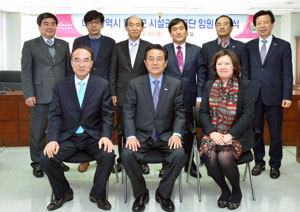 김문오(앞줄 중앙) 달성군수는 10일 달성군시설관리공단 김현호(앞줄 왼쪽) 초대 이사장 등 임원들에게 임명장을 수여했다.