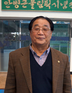 최근 유도 9단을 취득한 송인문 대구유도고단자회 고문이 대구 달서구 안병근올림픽기념유도관에서 포즈를 취했다. 대구시유도회 제공