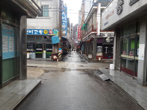 식파라치의 신고 후 외부조리 시설을 철거해 깨끗해진 직지사 상가. 하지만 직지사를 찾는 관광객들은 사람 사는 냄새도 함께 없어져 버렸다고 아쉬워한다. 신현일 기자