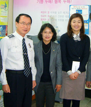안동경찰서(서장 김덕한)는 13일 최근 보이스피싱으로 피해를 당할 뻔한 고객의 돈을 지킨 안동새마을금고 태화지점 임수남 과장(맨 오른쪽)을 찾아 금일봉을 전달했다. 안동경찰서 제공