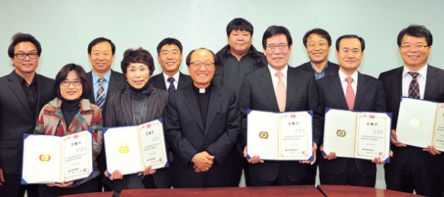 2014년 한 해 동안 활동하게 될 매일신문 제13기 독자위원회가 13일 오후 매일신문사에서 열렸다. 왼쪽부터 이태훈