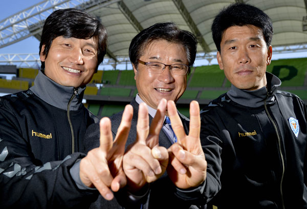 올 시즌 2부 리그(K리그 챌린지)에서 출발하는 대구FC의 최덕주(가운데) 감독과 정정용 코치(왼쪽), 김인수 코치가 13일 대구 스타디움에서 올 시즌 선전을 다짐하고 있다. 우태욱 기자 woo@msnet.co.kr