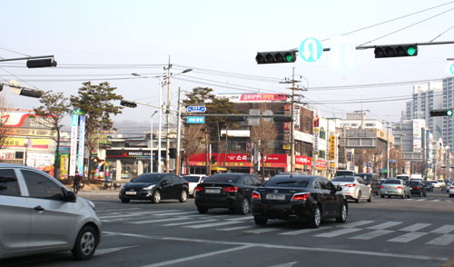 안동시와 안동경찰서는 지난해 경북도청이전에 따른 교통량 증가를 대비, 신호등 통제와 조작을 현장이 아닌 교통정보센터의 무선통신을 이용했다. 이로 인해 안동시내 도로 구간마다 정체시간이 줄어들고 차량흐름이 더욱 유연해 지는 효과를 보았다. 전종훈 기자