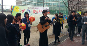 화이트데이를 맞아 오천고 교사들이 사탕을 건네고 주요한 교목 신부가 노래로 학생들과 즐거운 시간을 보내고 있다. 오천고 제공