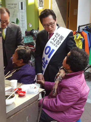 17일 무소속 출마를 선언한 안동시장 예비후보 이삼걸 전 행정안전부 차관이 구시장과 장애인종합복지관 등 안동지역 표밭을 발로 뛰면서 본격 선거에 들어갔다. 이삼걸 후보측 제공