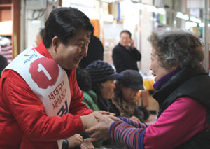 권영진 예비후보는 17일 서문시장을 찾아 