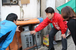 권영진 예비후보가 19일 동구 신암동을 방문 도시가스 미보급 현장을 살펴보고 있다. 권영진 예비후보 측 제공