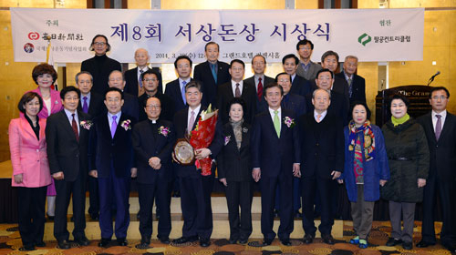 제8회 서상돈상 시상식이 19일 대구 그랜드에서 100여 명의 내외귀빈이 참석한 가운데 열렸다. 이날 행사에는 수상자인 대성그룹 김영훈 회장과 그룹 임직원을 비롯, 여창환 매일신문사장, 신동학 국채보상운동기념사업회 상임대표, 서영석 〃공동대표, 김범일 대구광역시장, 김관용 경상북도지사, 이인선 정무부지사, 문영수 대구상공회의소 상근부회장, 김대유 대구은행 부행장, 김정길 TBC 대구방송 사장 등 각계 인사들이 참석했다. 수상자인 김영훈(앞줄 왼쪽에서 다섯 번째) 대성그룹 회장이 참석 내빈들과 기념촬영을 하고 있다. 이채근 기자 mincho@msnet.co.kr