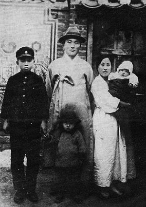 이광수와 허영숙의 가족사진.