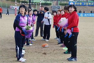 21일 경산 송화럭비구장에서 열린 포항 파워풀 노사이드(왼쪽)와 경산 옹골찬 노사이드의 태그 럭비 이벤트경기에서 두 팀 선수들이 인사하고 있다. 김교성 기자
