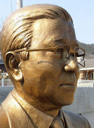 채문식 전 국회의장의 흉상이 안경테 한쪽이 떨어져 나가고 두 곳은 부러져 보기 흉한 상태로 23일 방치돼 있다. 고도현 기자