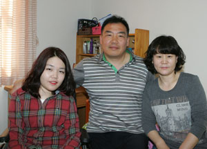 대구대 기숙사(비호생활관)에서 엄마와 함께 살고 있는 하은 양 가족(왼쪽부터 하은 양, 아버지 김태관 씨, 어머니 박미정 씨)