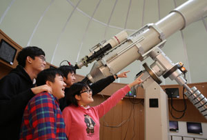 대구일과학고 천문대에 설치된 302㎜ 굴절망원경과 그 망원경으로 관측 활동을 하는 학생들 모습. 대구일과학고 제공
