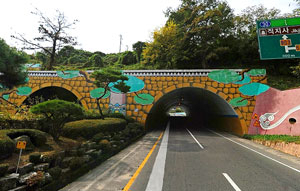 직지사 진입도로로 사용되고 있는 복전터널. 1904년 경부선철도 개통 당시 만들어져 협소하고 낡은데다 사고 위험이 커 확장 요구가 이어져 왔다. 김천시 제공