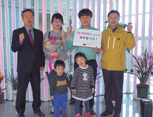 청도박물관 개관 이후 1만 명째 방문객으로 입장한 장성휘 씨 가족. 청도군 제공