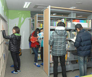 가창면 용계리 청소년문화의 집 안 도서관.