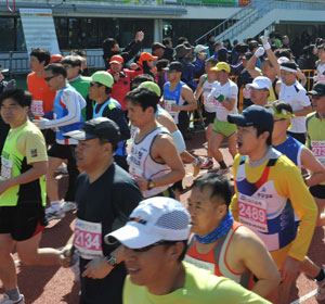 다음 달 6일 영주시민운동장에서 열리는 제12회 매일신문 영주 소백산마라톤대회에 선수 7천794명과 자원봉사자 1천19명 등 모두 9천여 명이 참가를 신청, 대회 사상 최고 참가기록을 세웠다. 사진은 지난해 대회.