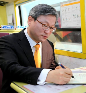 헌혈에 앞서 문진표를 작성하는 김종원 담임목사.