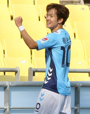이달 22일 대구스타디움에서 열린 대구FC와 광주FC의 경기에서 대구 황순민이 역전 결승골을 터뜨린 후 환호하고 있다. 대구FC 제공
